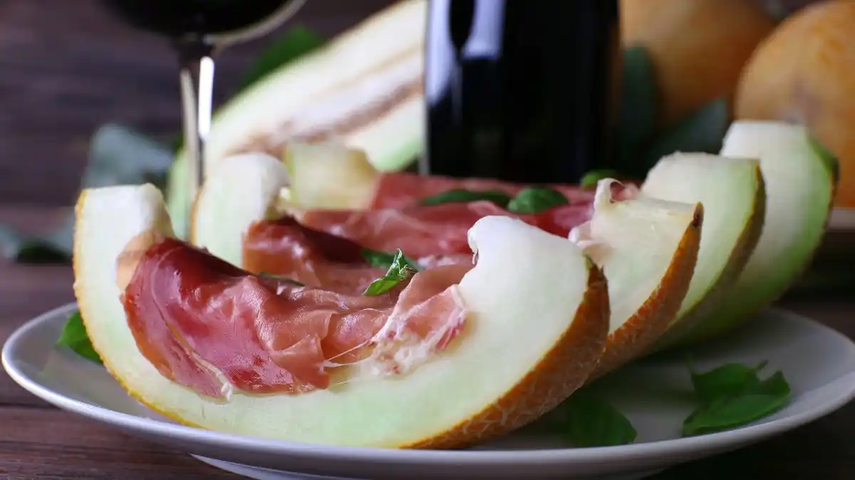 Roladki z melona i szynki parmeńskiej jako przykład zdrowej i niskokalorycznej przekąski.